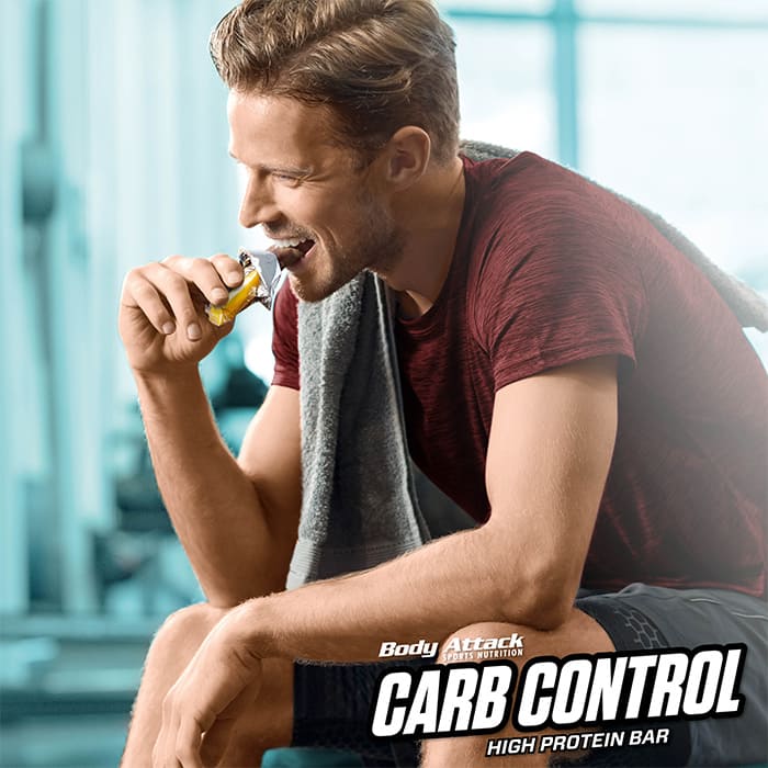 Sportler isst CARB CONTROL-Riegel