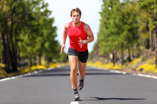 Ausdauersportler beim Laufen (Quelle: Shutterstock/Maridav)