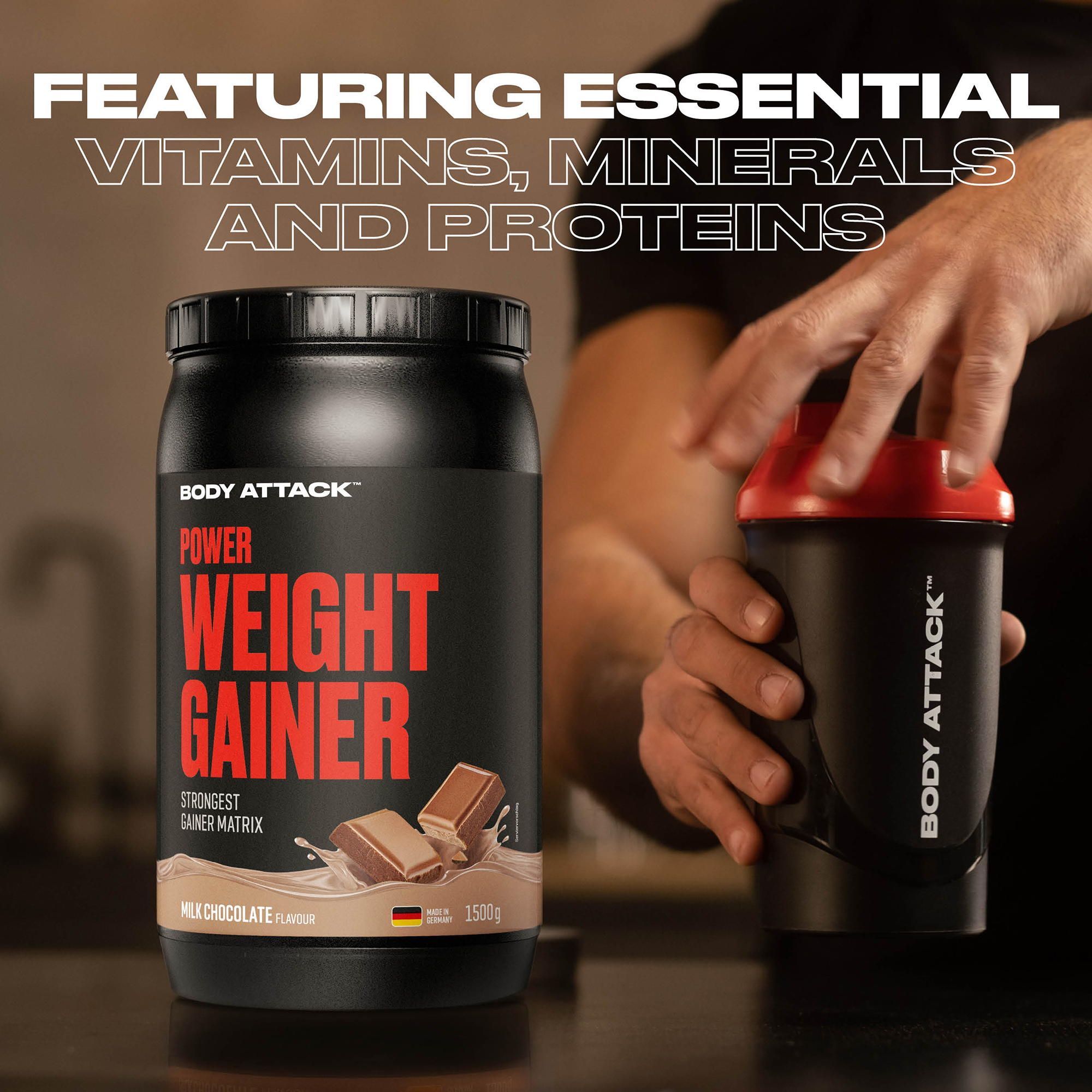 Ein Mann macht sich einen Power Weight Gainer