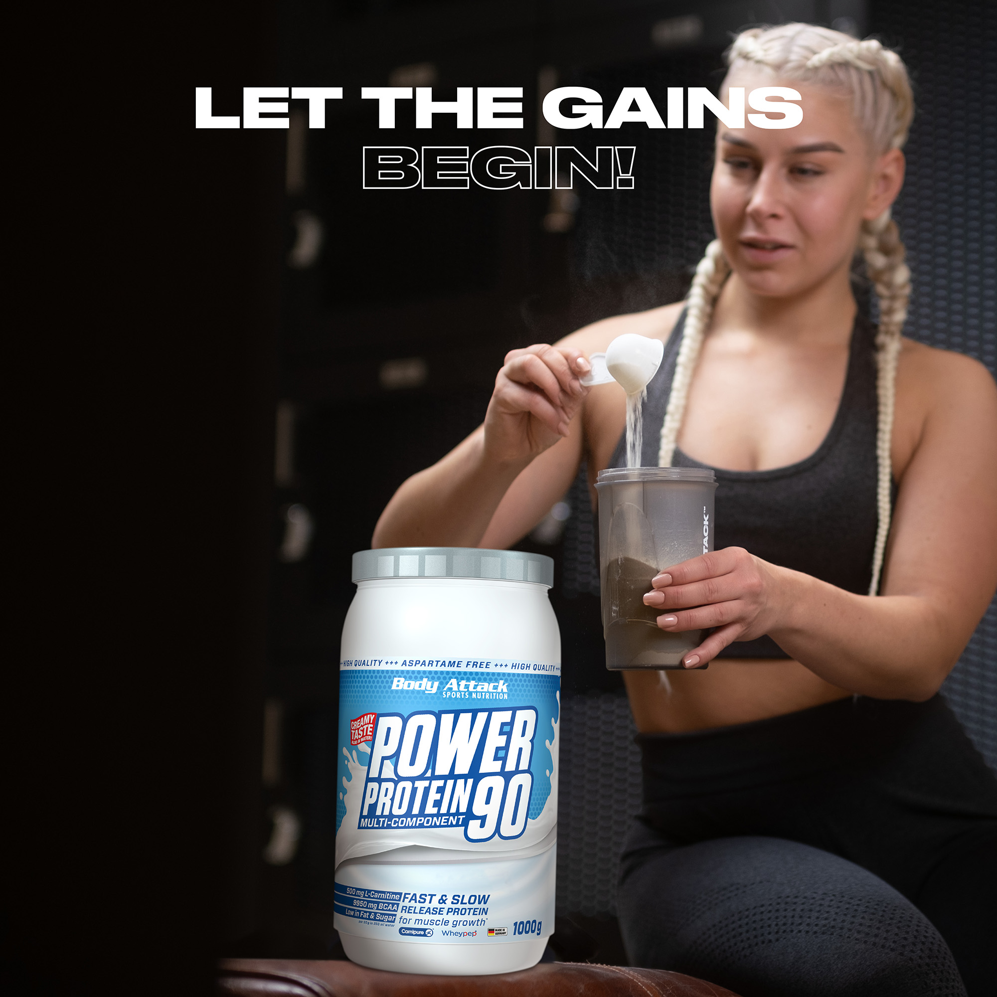 Eine Sportlerin bereitet sich einen Power Protein 90 Shake zu