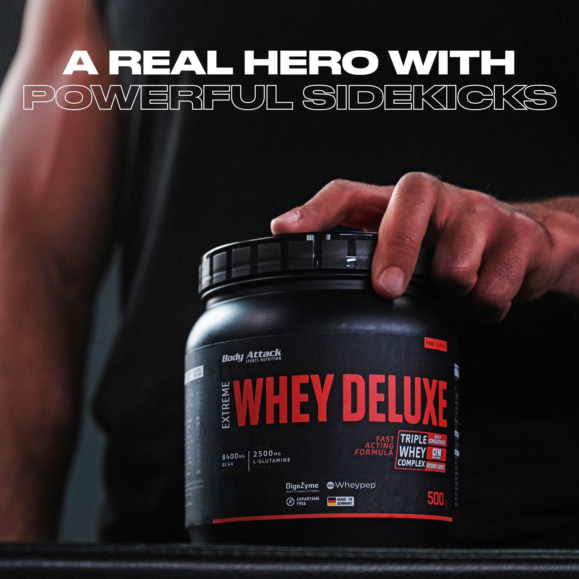 Ein Mann hält eine Extreme Whey Deluxe in der Hand