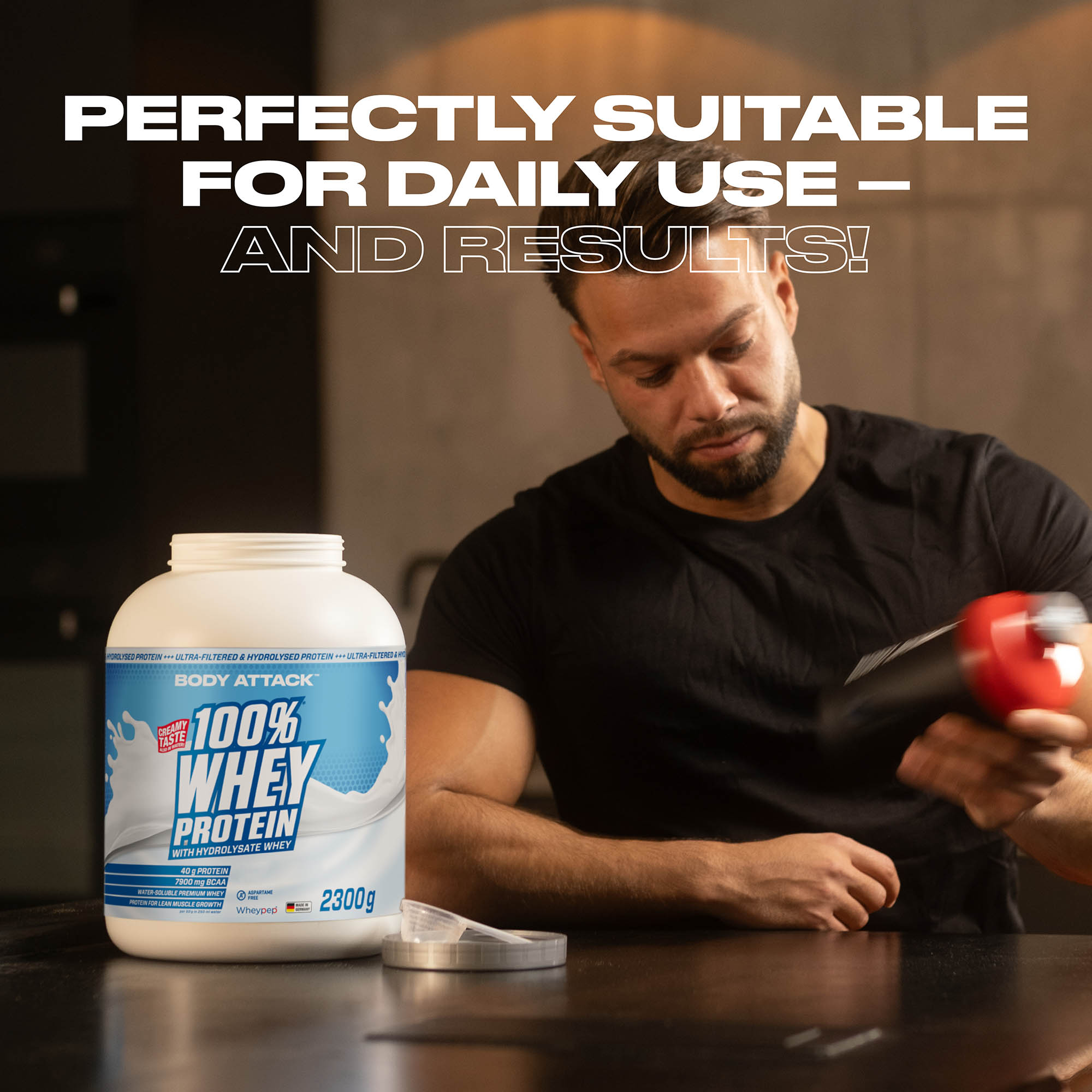 Ein Mann macht sich einen Protein-Shake mit 100% Whey