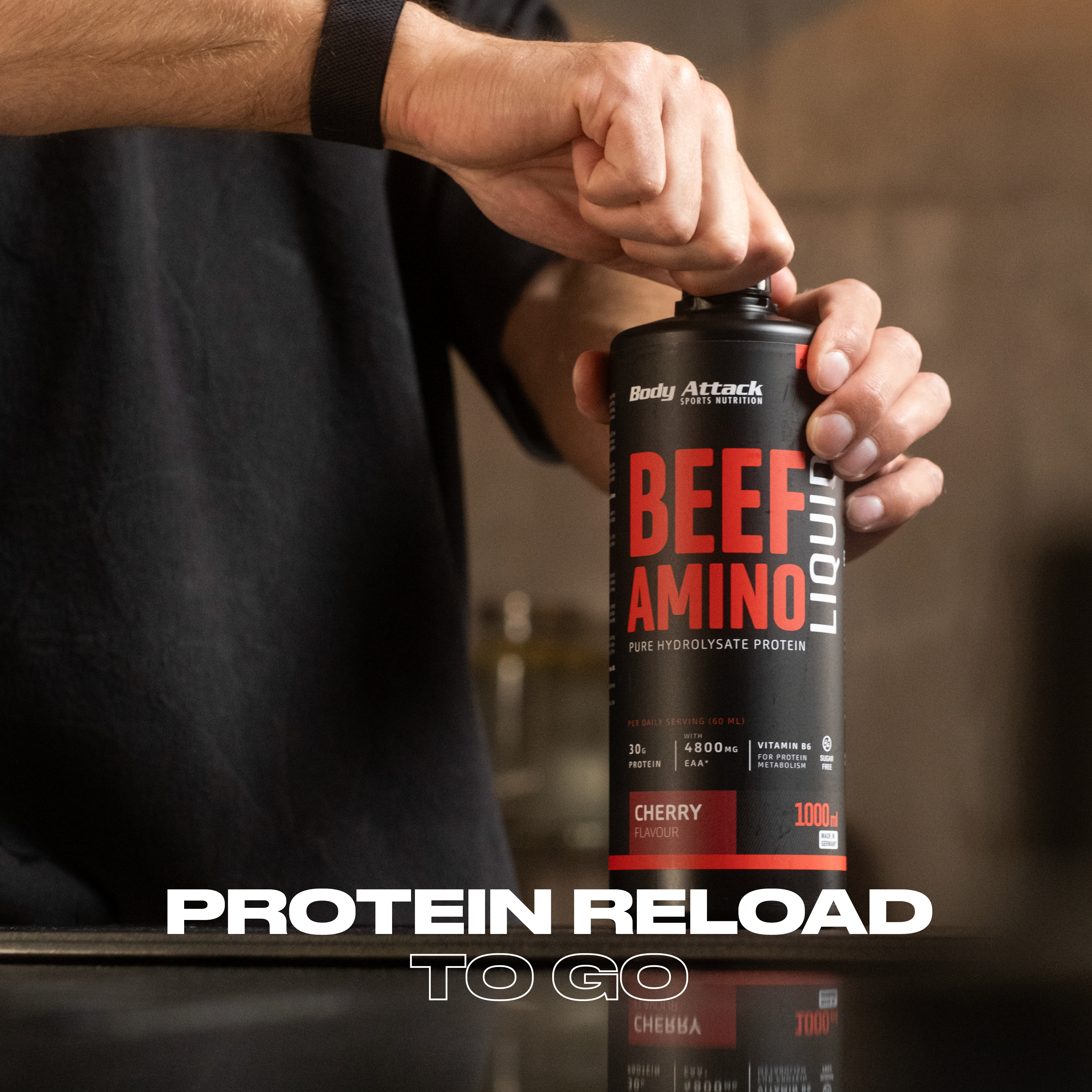 Ein Mann öffnet eine Beef Amino Flasche